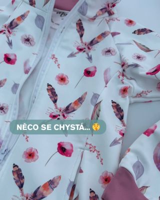 Chystáme jednu krásnou novinku! 🤩 Poznáte z ukázky, v čem se tato mikinka liší od té, kterou máme v nabídce? 🫢